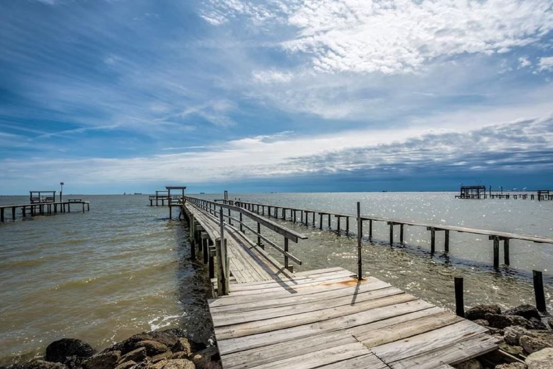 San Leon fishing piers