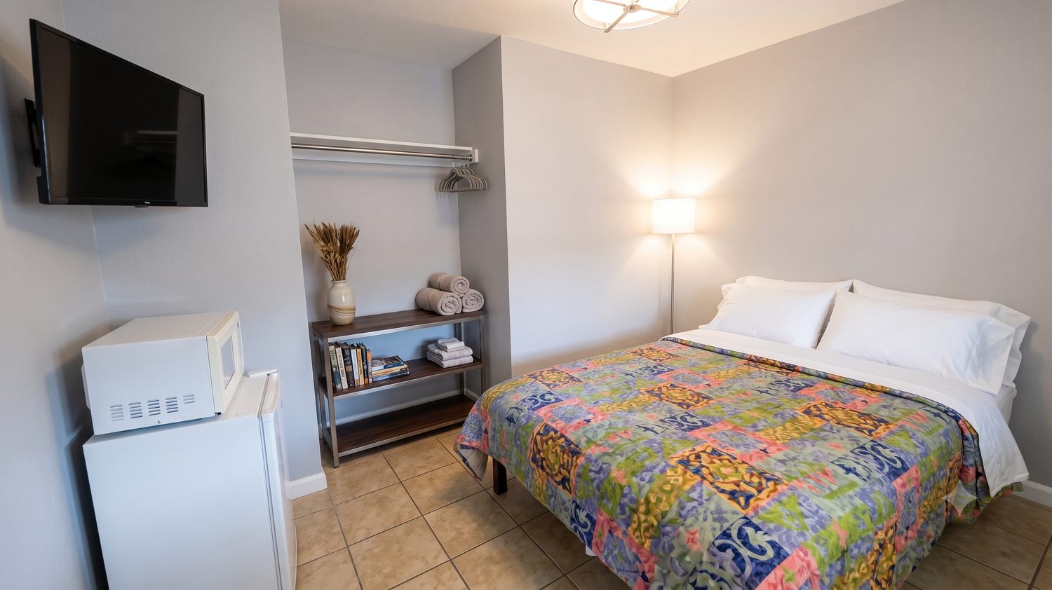 Kitchenette room with two beds at Bay Inn
